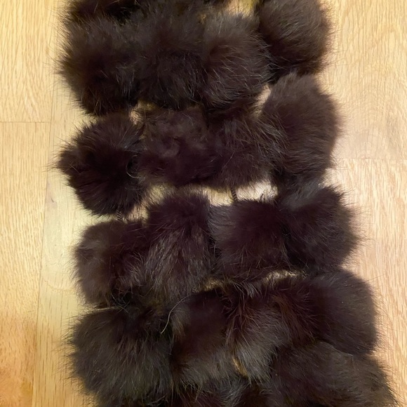 Pom Pom Brown Fur Scarf / Size 6 W x 56 L - Picture 6 of 7